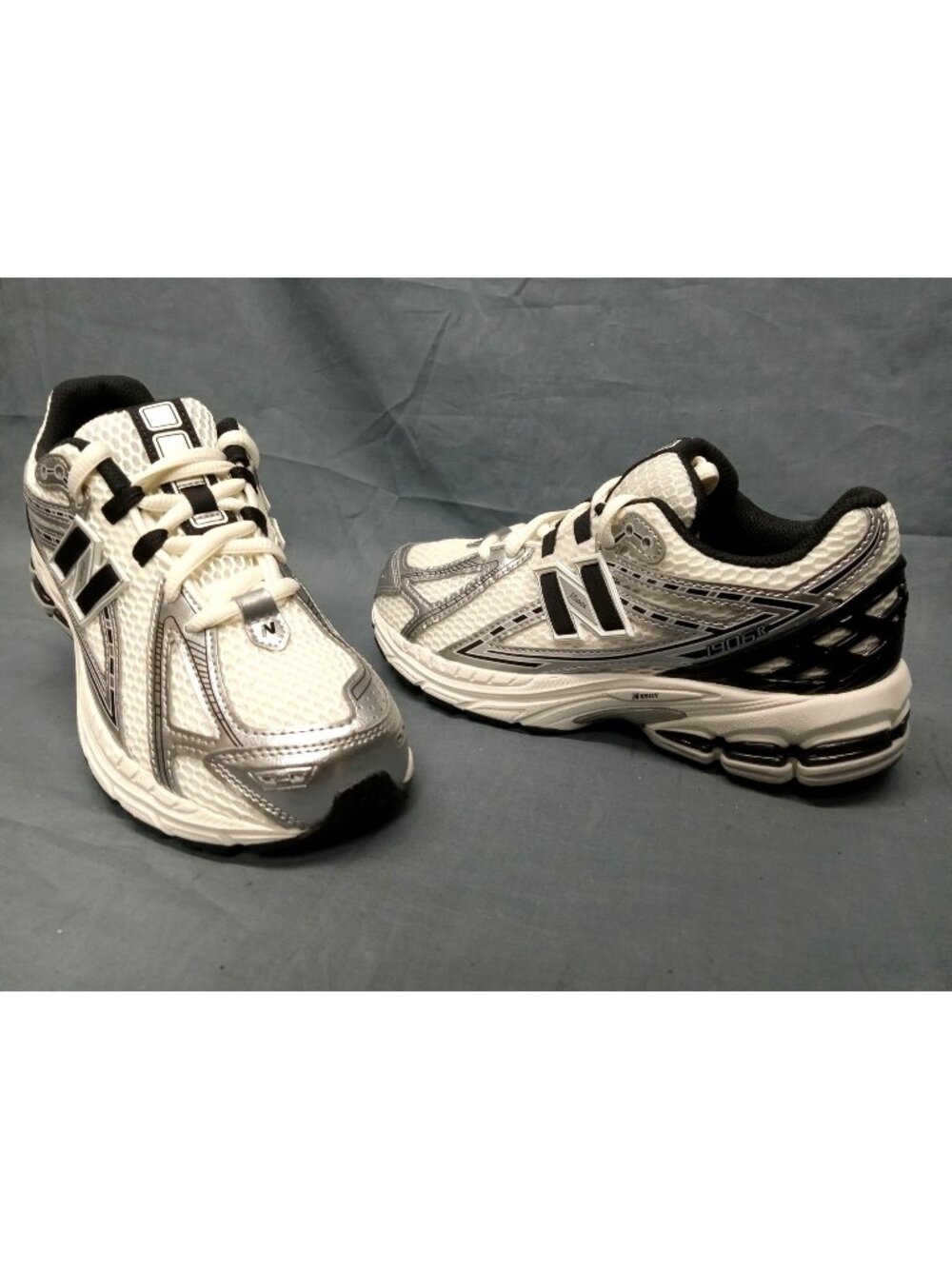 New Balance 1906 (GS) Sneakers GC1906ER Grey Black Boys Size 6.5 NEW NO BOX!